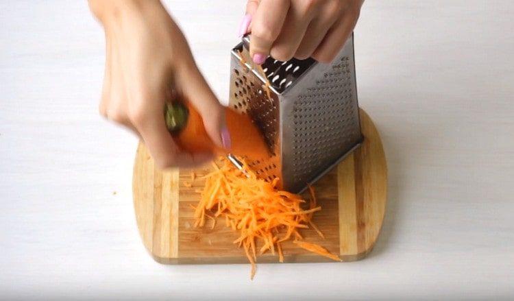 Reiben Sie die Karotten auf einer Reibe.