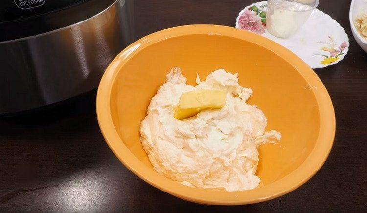 Přidejte do zmražené másla změkčené máslo.