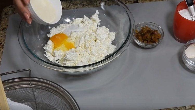 Přidejte také vejce a krupici.