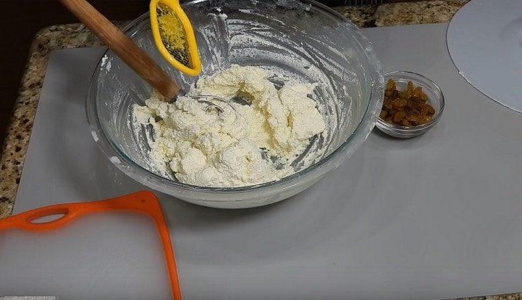 Lisää sitruunan kuori juustomassaan.