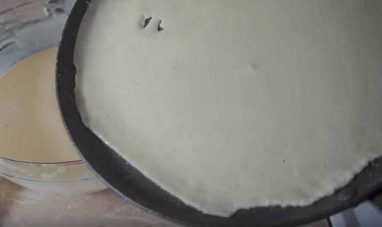 Ρίξτε τη ζύμη στο τηγάνι, σχηματίζετε μια τηγανίτα.