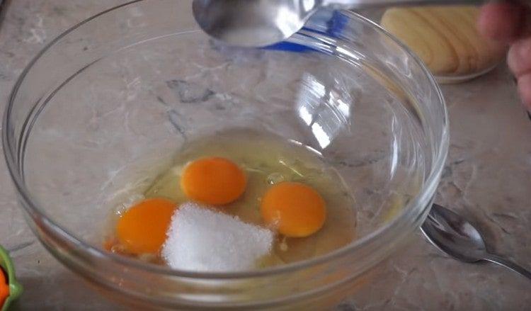Aggiungi lo zucchero alle uova.