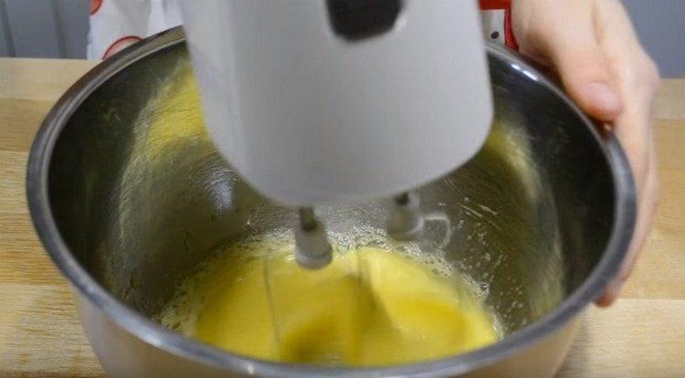 Kiaušinius išplakite su cukrumi.