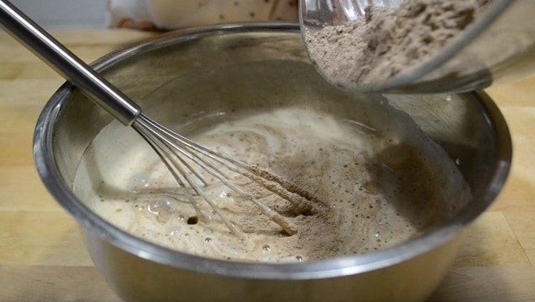 Introduciamo una miscela di ingredienti secchi nella massa di uova di kefir.