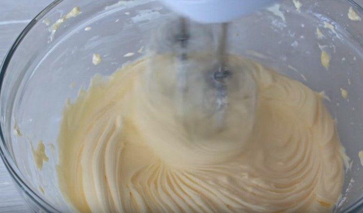 Porazte měkké máslo, smetanový sýr s mixérem.
