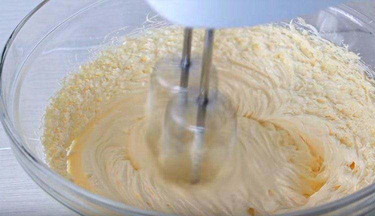 Porazte měkké máslo pomocí mixéru.
