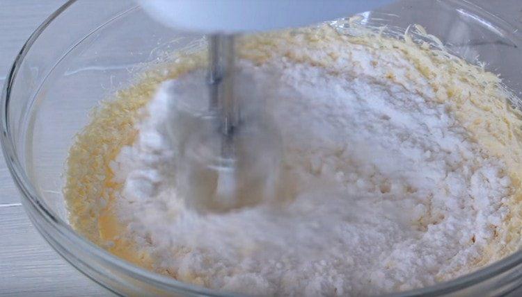 Προσθέστε σκόνη ζάχαρης στο βούτυρο.
