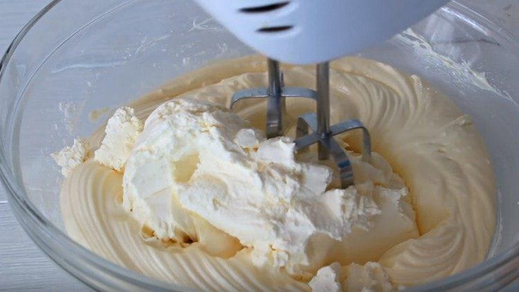 Aggiungere la crema di formaggio e sbattere di nuovo bene la crema.