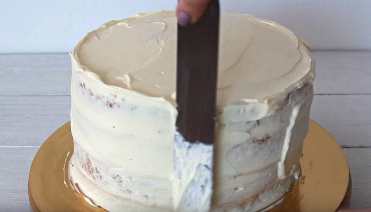 كجزء من الكريمة ، نقوم بصنع طبقة خشنة من الكعكة على الجانبين وأعلى