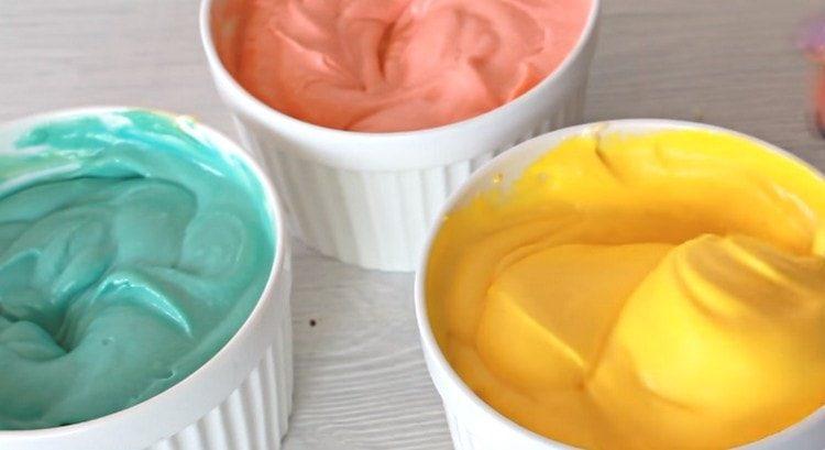 dividere la crema rimanente in parti e aggiungere loro coloranti alimentari.