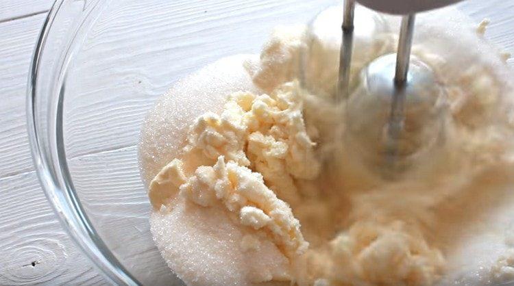 Butter mit Zucker mit einem Mixer verquirlen.
