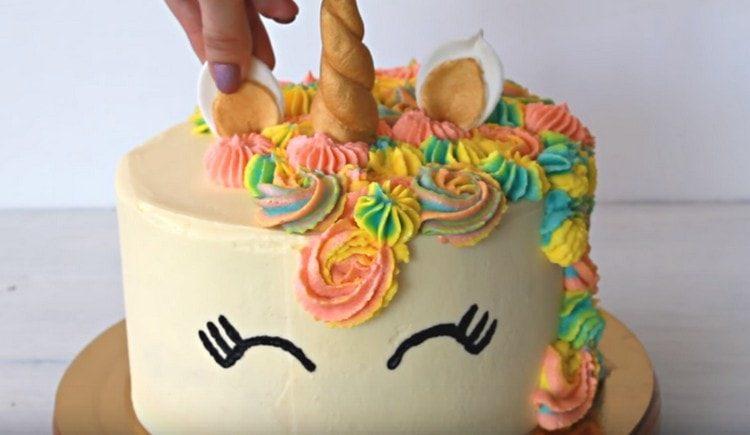 Stellen Sie Ohren und Horn auf den Kuchen.