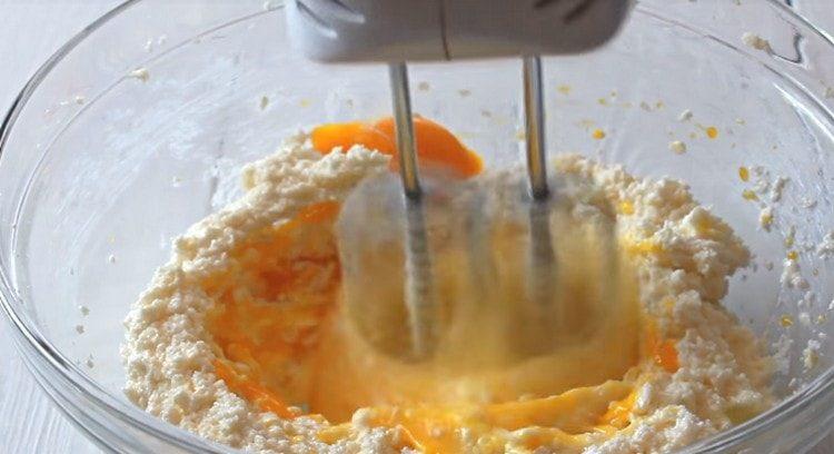 Vložte vejce do vaječné hmoty.