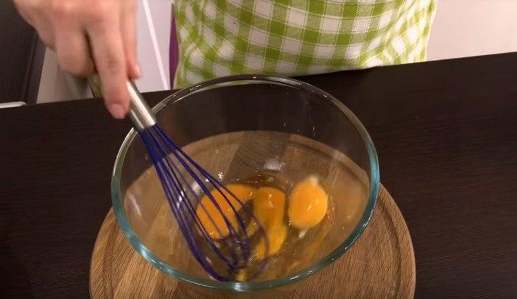 За крема разбийте яйцата с ванилия.