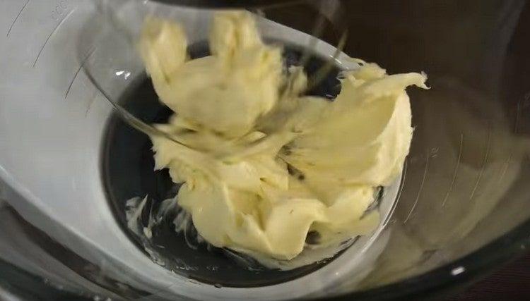 Schlagen Sie weiche Butter mit einem Mixer.
