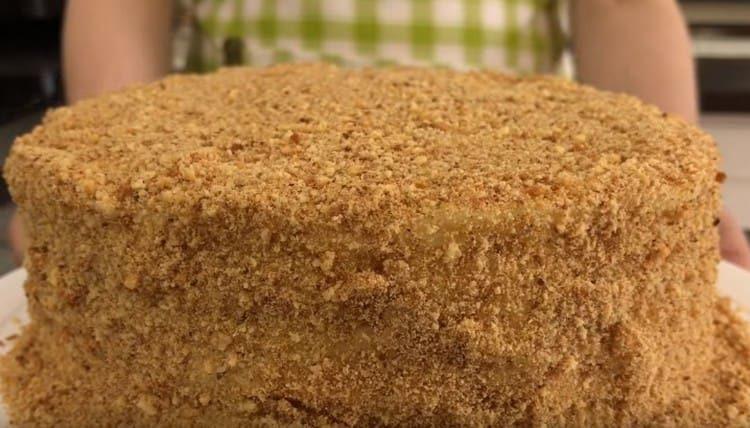 Поръсете готовата торта, сготвена в тиган, с трохи от бисквити с къс хляб.