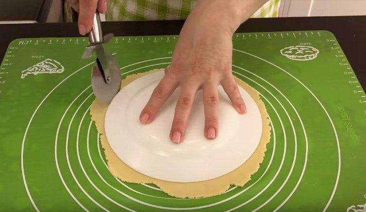 Schneiden Sie einen geraden Kreis mit einem Teller.
