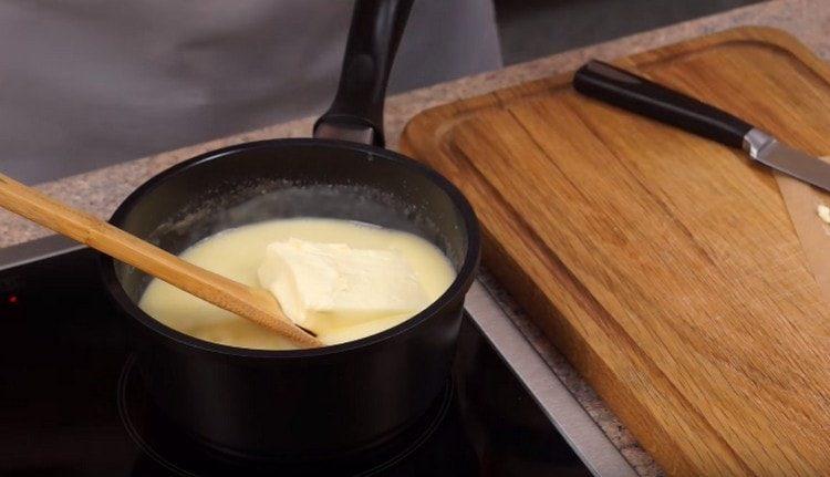 Přidejte do krému máslo.