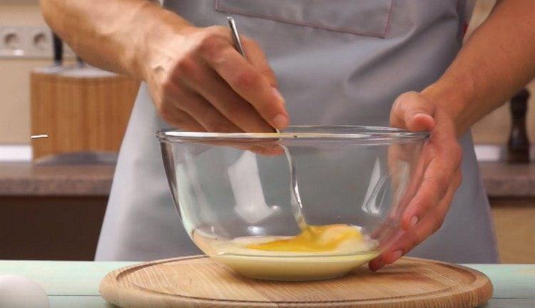 Ανακατέψτε το συμπυκνωμένο γάλα με το αυγό.