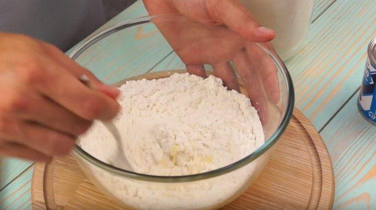 Aggiungi la farina e impasta la pasta.