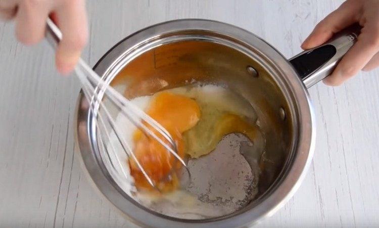 Pörkölt serpenyőben keverje össze a cukrot, a tojást, a méz és a sót.