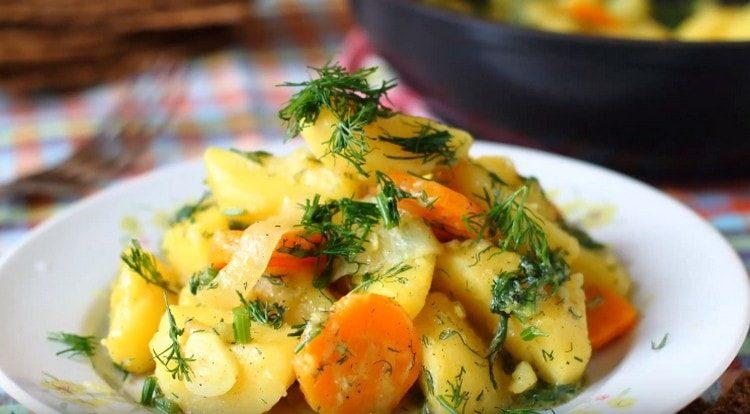 Dušené brambory budou ještě chutnější, pokud se při servírování posypou čerstvými bylinkami.
