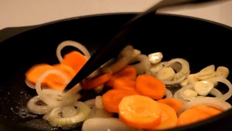 βάλτε τα λαχανικά σε ένα προθερμασμένο τηγάνι με φυτικά έλαια.