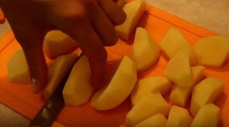grob geschälte Kartoffeln hacken.