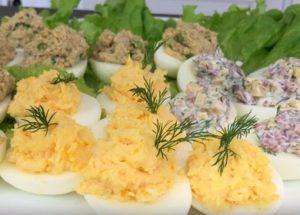 Ορεκτικά γεμιστά αυγά: μια απλή συνταγή για ένα νόστιμο σνακ.