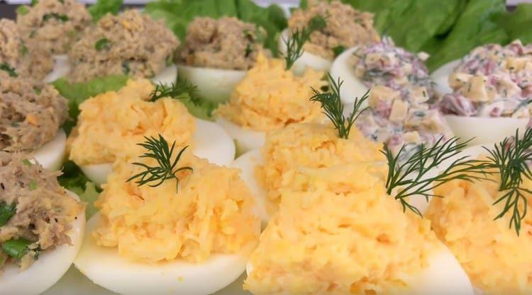 Solche gefüllten Eier sind eine elementare Option für einen schnellen und befriedigenden Snack.