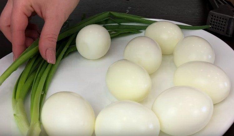 Hart gekochte Eier und schälen.