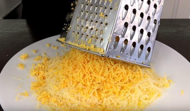 Nastrouhejte sýr a zbývající žloutky.
