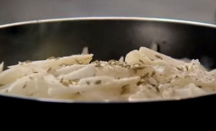 friggere la cipolla tagliata a metà anelli in una padella.