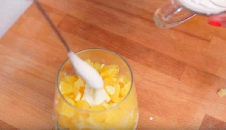 Laita jäljellä oleva jogurtti appelsiinien päälle.