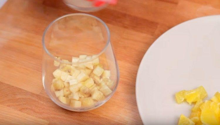في وعاء أو كأس ، ضع طبقة من الموز.
