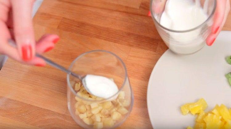 Mga saging na grasa na may natural na yogurt.