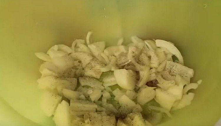 يقطع البصل في نصف حلقات ، ملح ، فلفل ويعجن قليلاً بيديك.