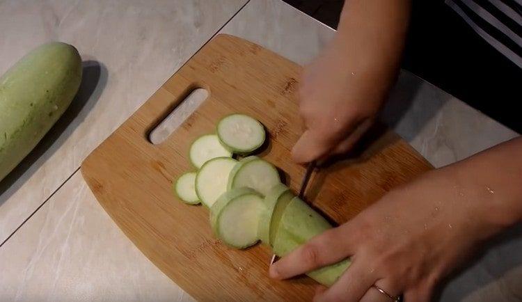 In Scheiben Zucchini schneiden