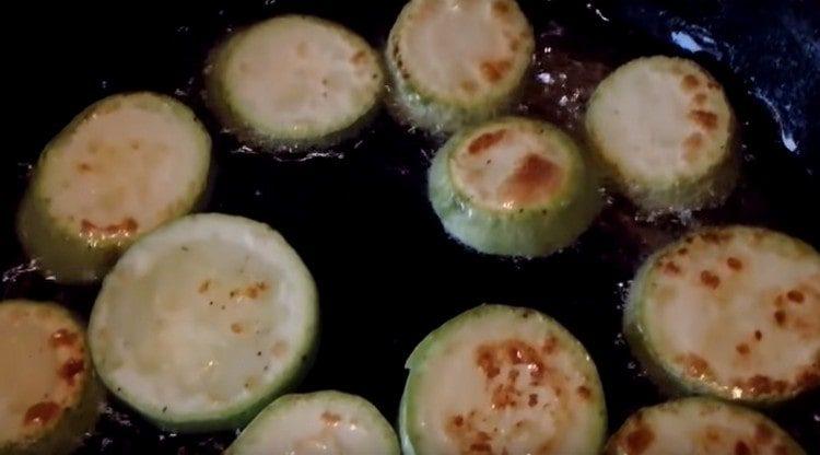 Su entrambi i lati, friggere le zucchine in olio vegetale