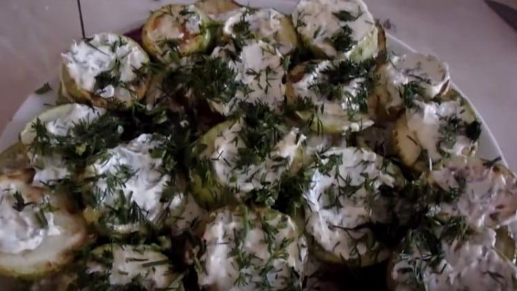 Ikalat ang pangalawang layer ng zucchini sa itaas, grasa na may mayonesa at bawang at iwisik ang dill.