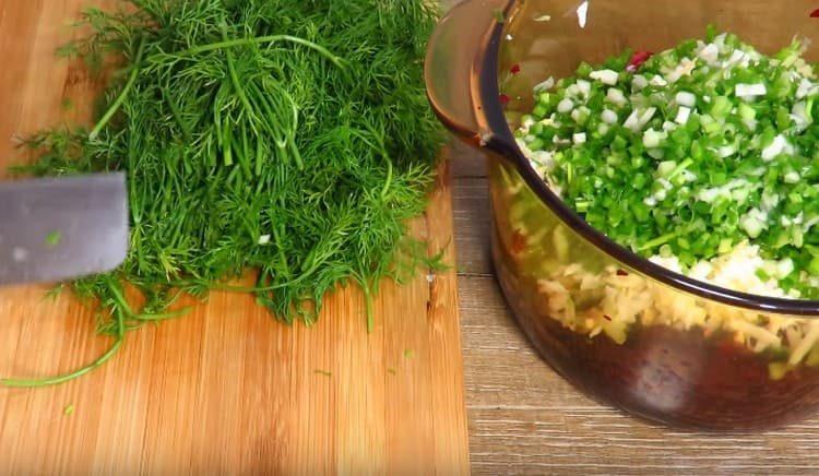 Mleté čerstvé zelené cibule a kopru přidejte do dříve připravených potravin.