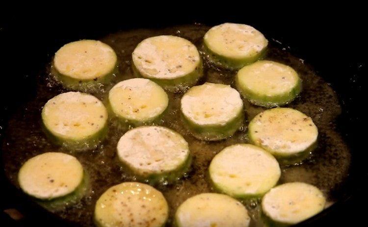 kumalat ang zucchini sa isang pinainitang pan na may langis ng gulay.