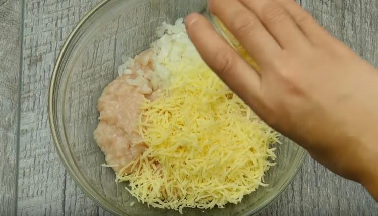 Į maltą mėsą su svogūnais įpilkite sūrio.