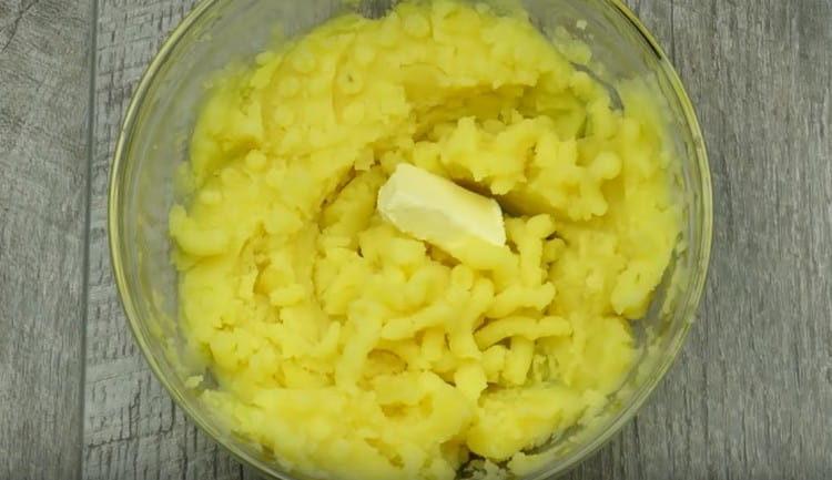 Přidáme máslo do bramborové kaše.