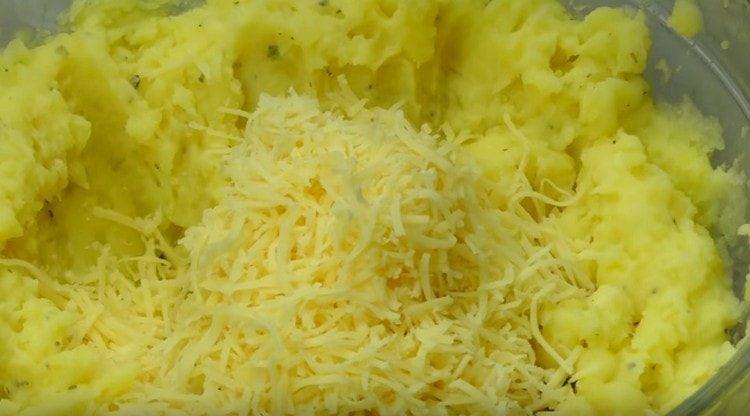 Προσθέτουμε το τυρί με το τυρί.