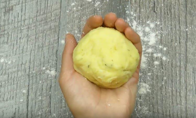 Δημιουργούμε μπάλες από μάζα πατάτας.
