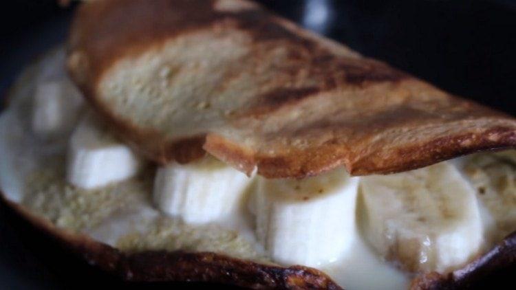 Servire pancake all'avena con latte condensato e fette di banana.