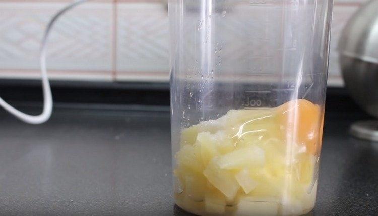 Geben Sie Ananas in Dosen, Ei und Zucker in einen Mixer.
