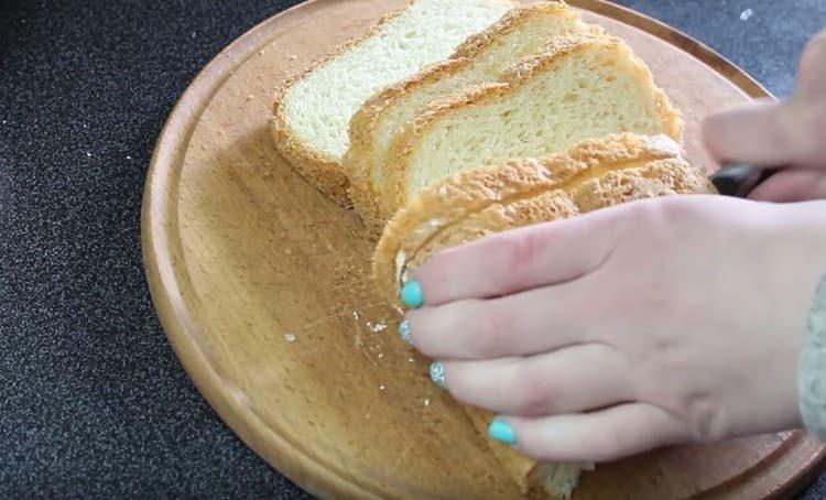 Nasekejte chléb.