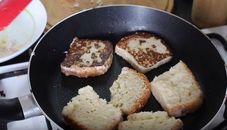 Immergi le fette di pane nell'impregnazione di latte e ananas e friggetele in una padella